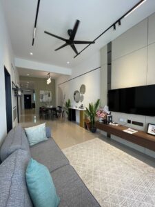 photo 6334868958653563775 y